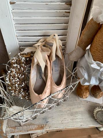 Oude roze balletschoentjes beschikbaar voor biedingen