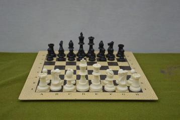 Vintage schaakbord met kunststof schaakstukken groen vilten beschikbaar voor biedingen