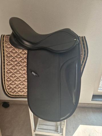 Horka zadel 18 inch dressuur synthetisch beschikbaar voor biedingen