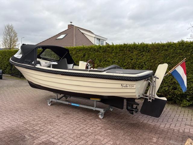 Nicky 530 de luxe met Suzuki 25 PK 4 Takt (bj 2013), Watersport en Boten, Sloepen, Gebruikt, 3 tot 6 meter, Overige brandstoffen