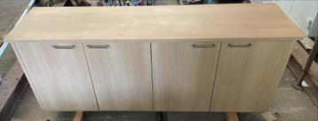 Houten opbergkast met 4 deuren beschikbaar voor biedingen