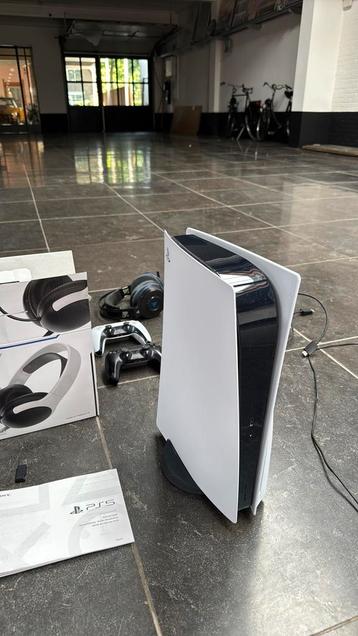 Playstation 5 DISK + 3 games + 2 controllers + 2 Headsets beschikbaar voor biedingen