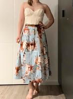 Bruine bloemen in lichtblauwe maxi rok satijn, Kleding | Dames, Rokken, Blauw, Ophalen of Verzenden, Onder de knie, Zo goed als nieuw