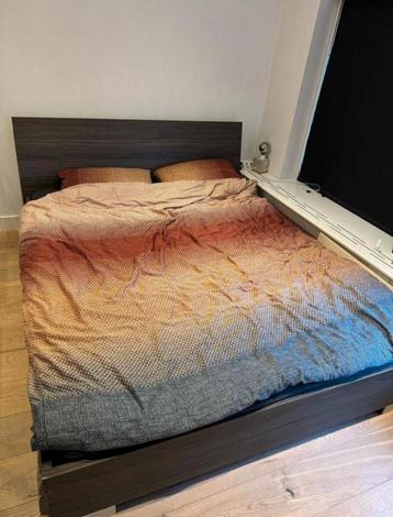 Donkerbruin houten tweepersoonsbed 160x200