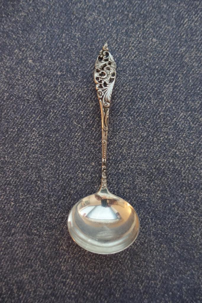 Oudhollandse zilveren sauslepel met ophanghaakje, Antiek en Kunst, Antiek | Bestek, Ophalen of Verzenden