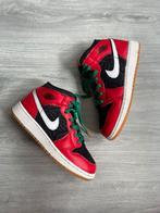 Jordan 1 mid christmas maat 38,5, Kleding | Dames, Schoenen, Ophalen of Verzenden, Sneakers of Gympen, Gedragen, Rood
