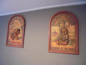 Oud set vintage, houten pubborden met relief. beschikbaar voor biedingen