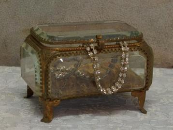 Oud Glazen Bruidskistje "Uit Aletta's Tijd" beschikbaar voor biedingen