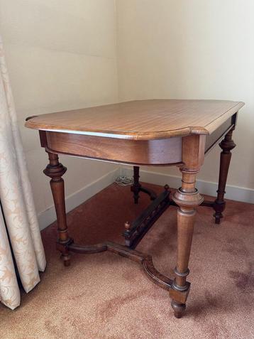 Antieke houten schrijftafel /bijzettafel met gedraaide poten beschikbaar voor biedingen