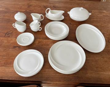 Wedgwood bone china solar servies beschikbaar voor biedingen