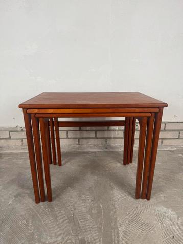 Danish Teak Nesting Table Set – Mid-Century Elegance beschikbaar voor biedingen