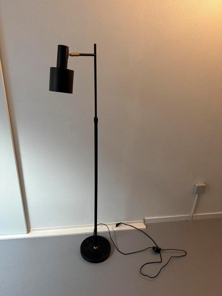 Karwei Vloerlamp met Messing Accenten - Verstelbaar, Huis en Inrichting, Lampen | Vloerlampen, Zo goed als nieuw, 100 tot 150 cm