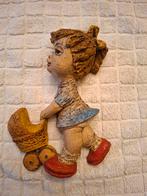 Vintage jaren 60 beeldje - meisje met kinderwagen, Ophalen of Verzenden, Gebruikt, Mens