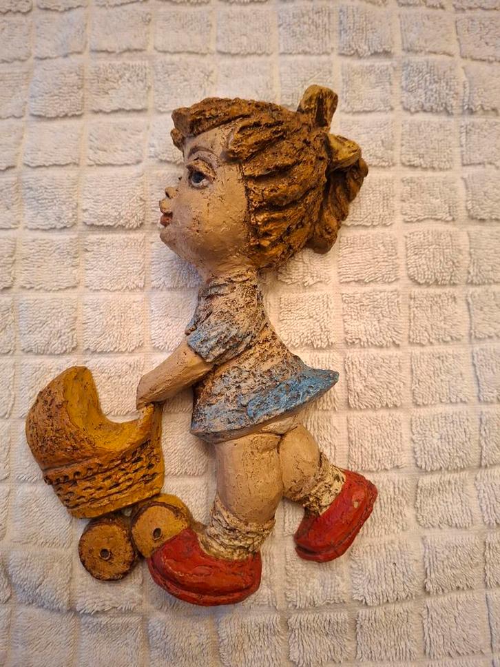 Vintage jaren 60 beeldje - meisje met kinderwagen, Verzamelen, Beelden en Beeldjes, Gebruikt, Mens, Ophalen of Verzenden