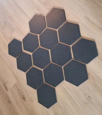 Hexagon tegels mat zwart beschikbaar voor biedingen