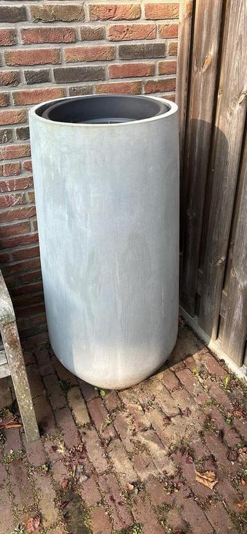 Grote betonlook bloempot 110 cm hoog beschikbaar voor biedingen