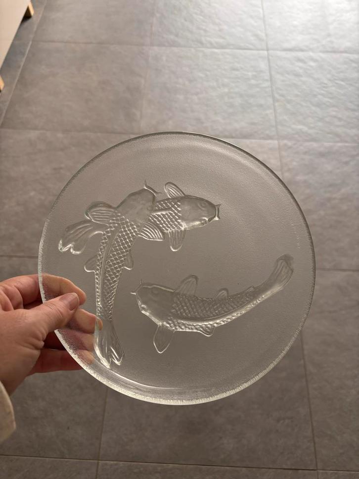 Glazen schaal of bord  met Koi Karper motief Kig, Huis en Inrichting, Woonaccessoires | Schalen en Manden, Zo goed als nieuw, Schaal