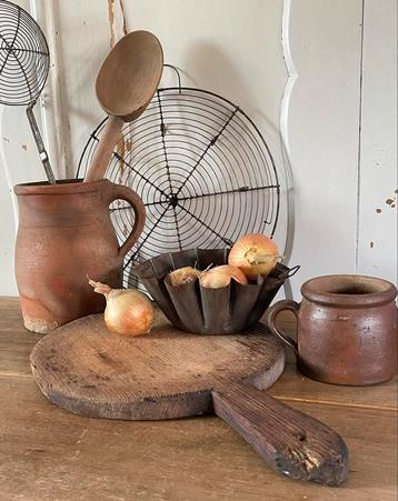 Brocante oude ronde houten broodplank met handvat  beschikbaar voor biedingen