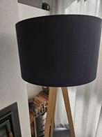 Tripod vloerlamp Wood zwarte kap en houten frame, Huis en Inrichting, Lampen | Lampenkappen, Ophalen, Zwart, Zo goed als nieuw