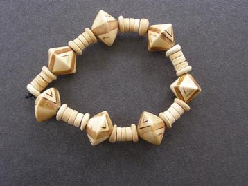 Armband: verschillende (beige) houten kralen; diameter 7 cm  beschikbaar voor biedingen