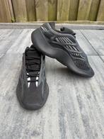 ADIDAS YEEZY 700 V3 DARK GLOW size 12,5 US, Kleding | Heren, Schoenen, Ophalen of Verzenden, Nieuw, Zwart