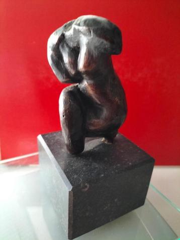 Thea de Waard - zittende vrouw (bronzen beeldje op sokkel) beschikbaar voor biedingen