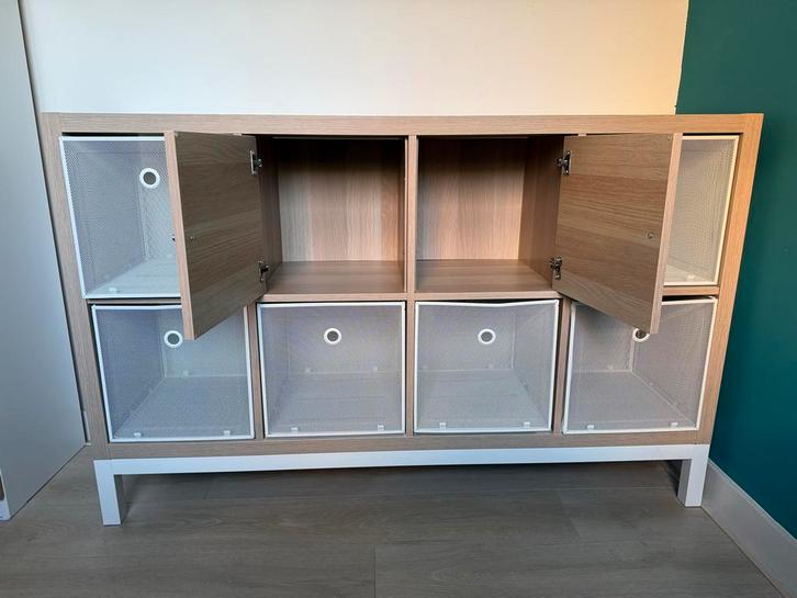 IKEA Kallax kast eiken met wit frame, deurtjes en bakken, Huis en Inrichting, Kasten | Dressoirs, Gebruikt, 100 tot 150 cm, 25 tot 50 cm