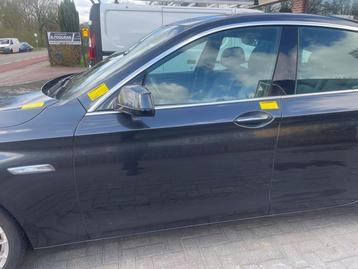 Portier 4Deurs links-voor van een BMW 5-Serie (A90) beschikbaar voor biedingen