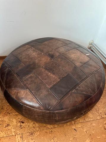 Leren poef, 80cm, met klein gaatje beschikbaar voor biedingen