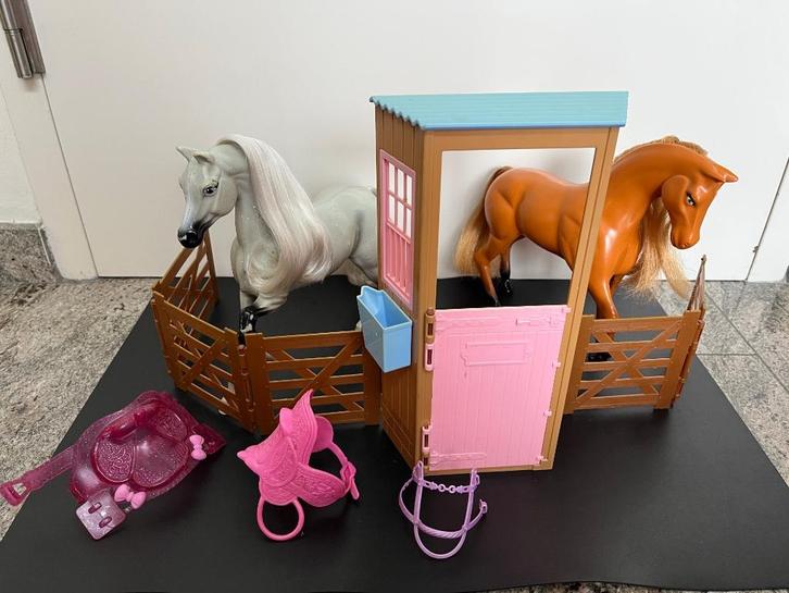 Barbie toebehoren / accessoires/ spullen: Barbie Paardenstal, Kinderen en Baby's, Speelgoed | Poppen, Gebruikt, Barbie, Ophalen