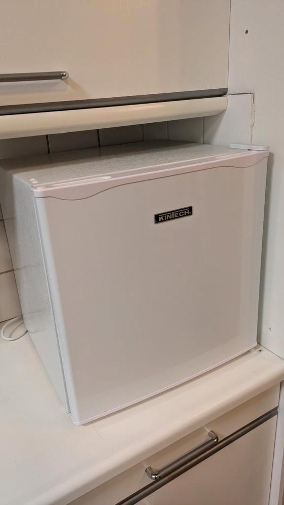 Kleine koelkast met vriesvak - compact en handig!, Witgoed en Apparatuur, Koelkasten en IJskasten, Gebruikt, Met vriesvak, Minder dan 75 liter