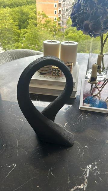 Mooi nieuw zwart beeldje beschikbaar voor biedingen