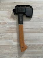 Nieuwe Fiskars Norden N7 Bijl met Hoes, Tuin en Terras, Hand-tuingereedschap, Ophalen of Verzenden, Nieuw, Bijl, Nickory