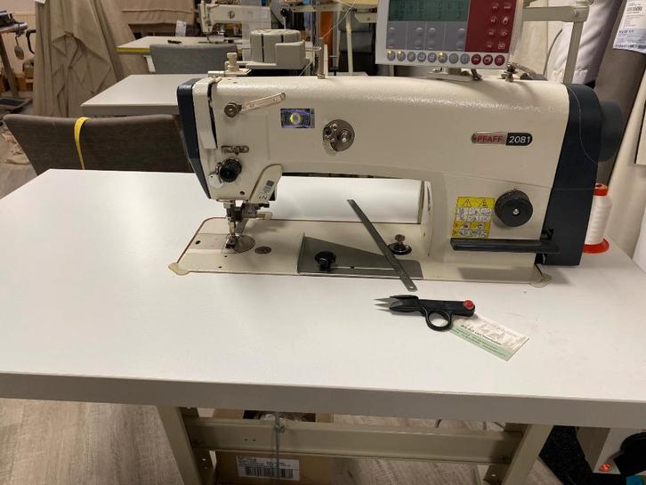 industrie naaimachine met poelie en computer., Hobby en Vrije tijd, Naaimachines en Toebehoren, Zo goed als nieuw, Naaimachine