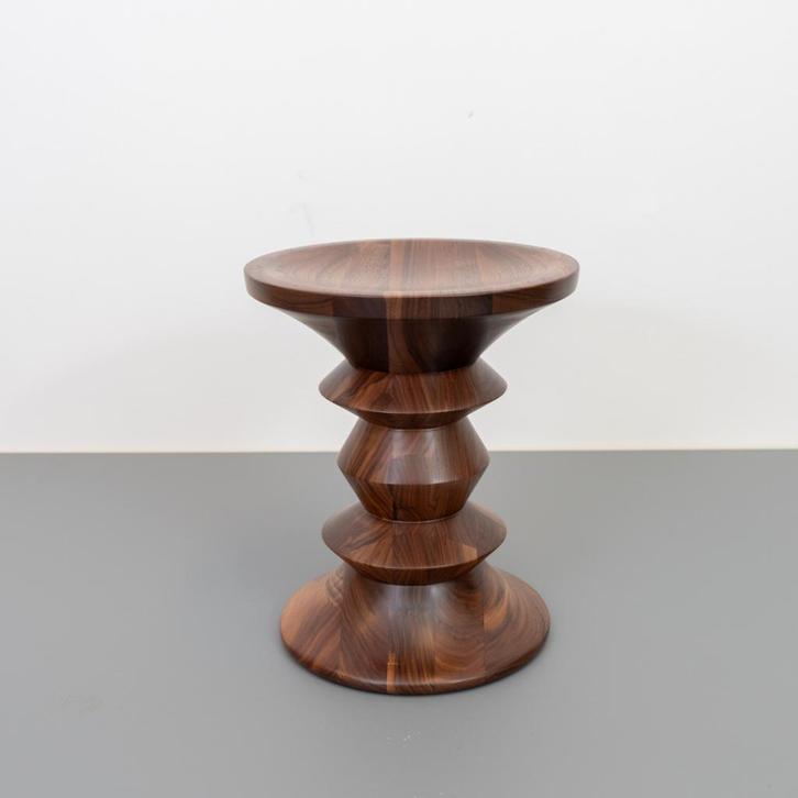 ACTIE!! 17x Vitra Eames Stool A - Amerikaans Notenhout, Huis en Inrichting, Krukjes, Nieuw, Hout, Ophalen of Verzenden