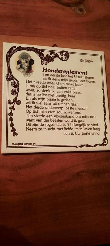 Verschillende oude vintage wandtegeltjes met teksten erop. beschikbaar voor biedingen