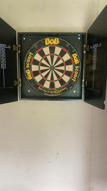 Dartbord met kast beschikbaar voor biedingen