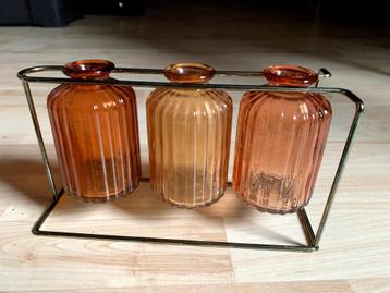 Flessenrekje van metaal met 3 flesjes. beschikbaar voor biedingen