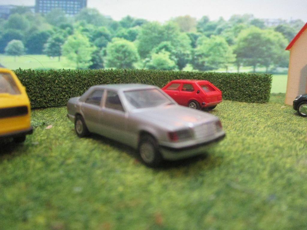 Mercedes Benz W124 Limousine- Herpa zilvergrijs-metallic, Hobby en Vrije tijd, Modelauto's | 1:87, Ophalen of Verzenden, Gebruikt