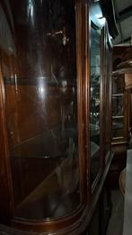 Klassieke Noten Vitrinekast, Ophalen