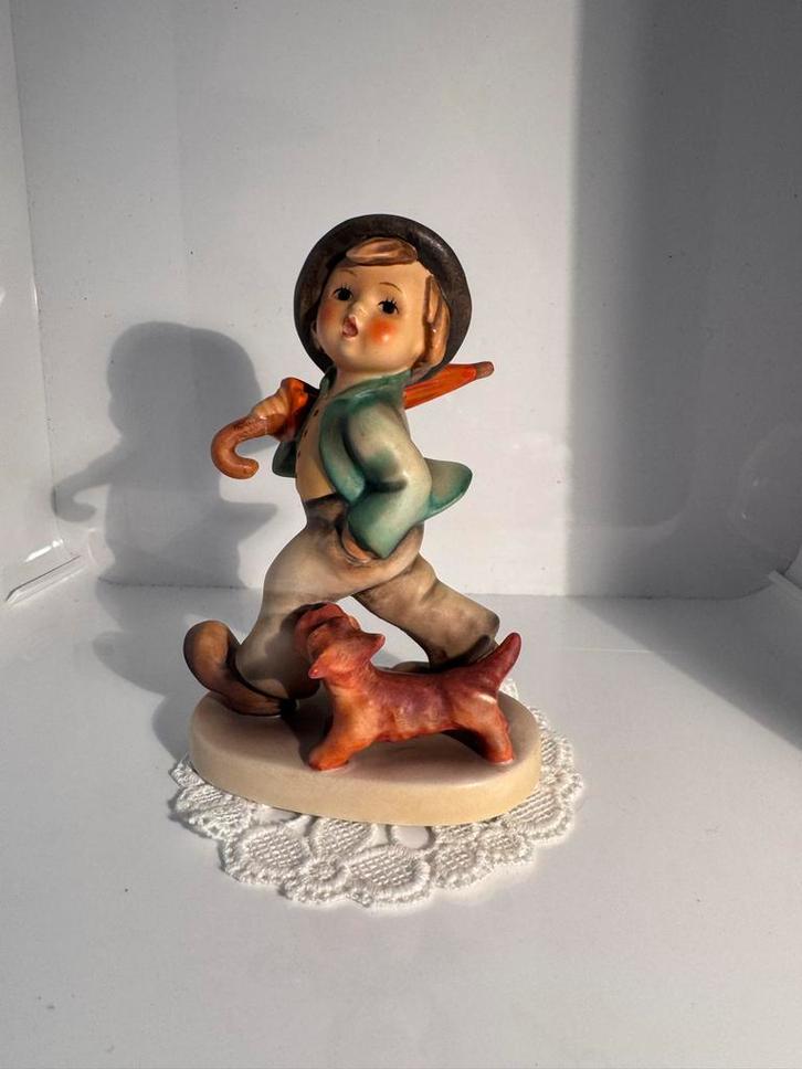 Goebel Hummel Beeldje - Strolling Along, Antiek en Kunst, Kunst | Beelden en Houtsnijwerken, Ophalen of Verzenden