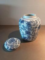 Vaas met deksel, blauw-wit bloemmotief, Blauw, Aardewerk of Porselein, Ophalen of Verzenden, Zo goed als nieuw