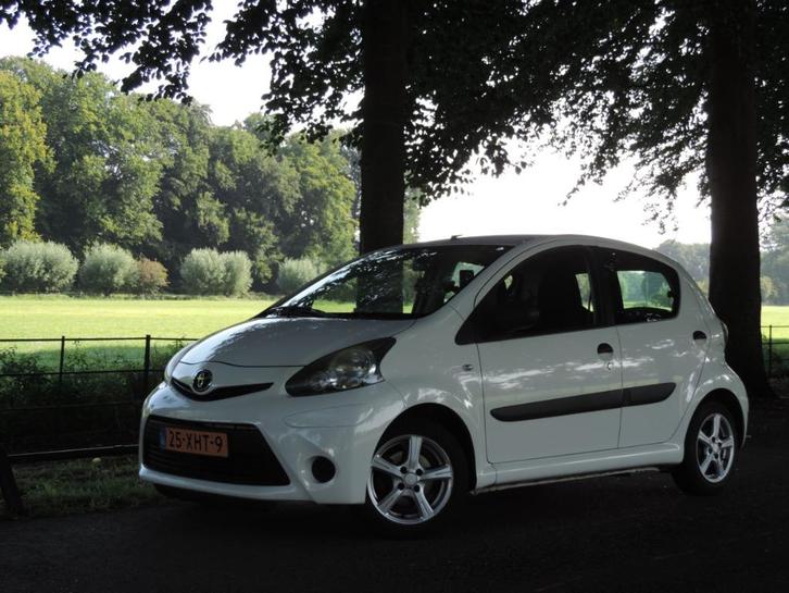 Toyota Aygo 1.0 12V Vvt-i 5DRS 2012 Wit,  Tweede eigenaar, Auto's, Toyota, Bedrijf, Aygo, ABS, Airconditioning, Alarm, Centrale vergrendeling