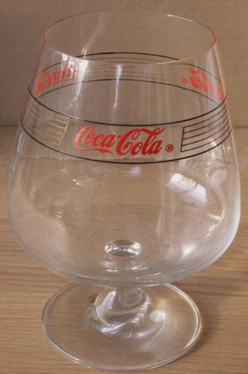 Groot Coca-Cola glas op voet met rand beschikbaar voor biedingen