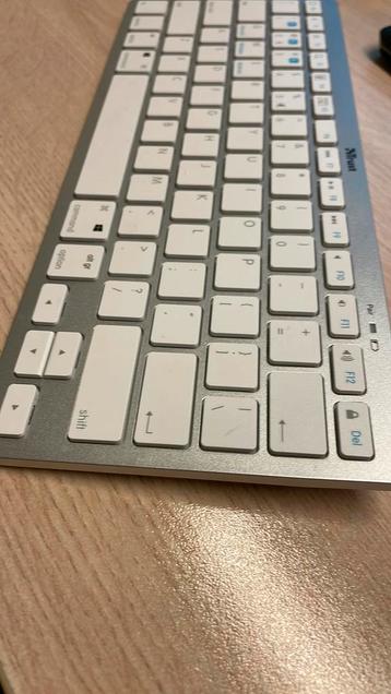 Bluetooth keyboard Trust - draadloos toetsenbord beschikbaar voor biedingen