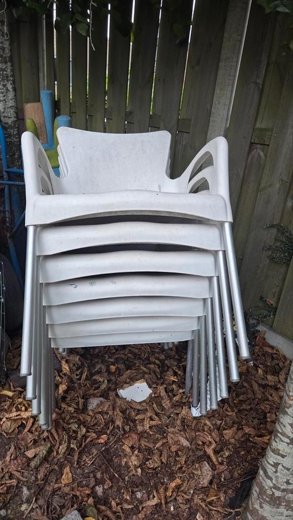 7 Stapelbare Stoelen - Verweerd, Prima Staat, Tuin en Terras, Tuinstoelen, Gebruikt, Kunststof, Stapelbaar, Ophalen