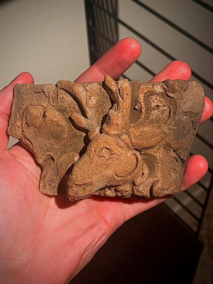 Terracotta fragment Hert Majapahit Rijk 13e - 14e eeuw, Antiek en Kunst, Antiek | Keramiek en Aardewerk, Ophalen of Verzenden