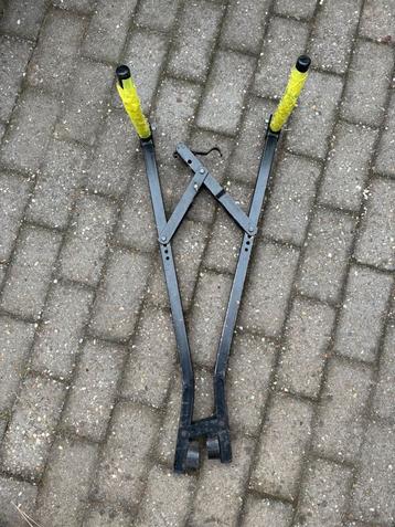 Eenvoudige schaar fietsdrager. beschikbaar voor biedingen
