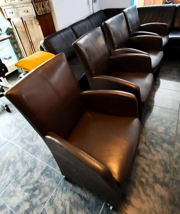 Comfortable eetkamerstoelen op wielen. beschikbaar voor biedingen