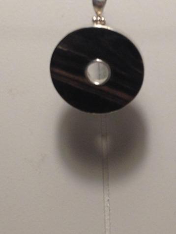 Houten hanger met zilver (Indonesie) beschikbaar voor biedingen